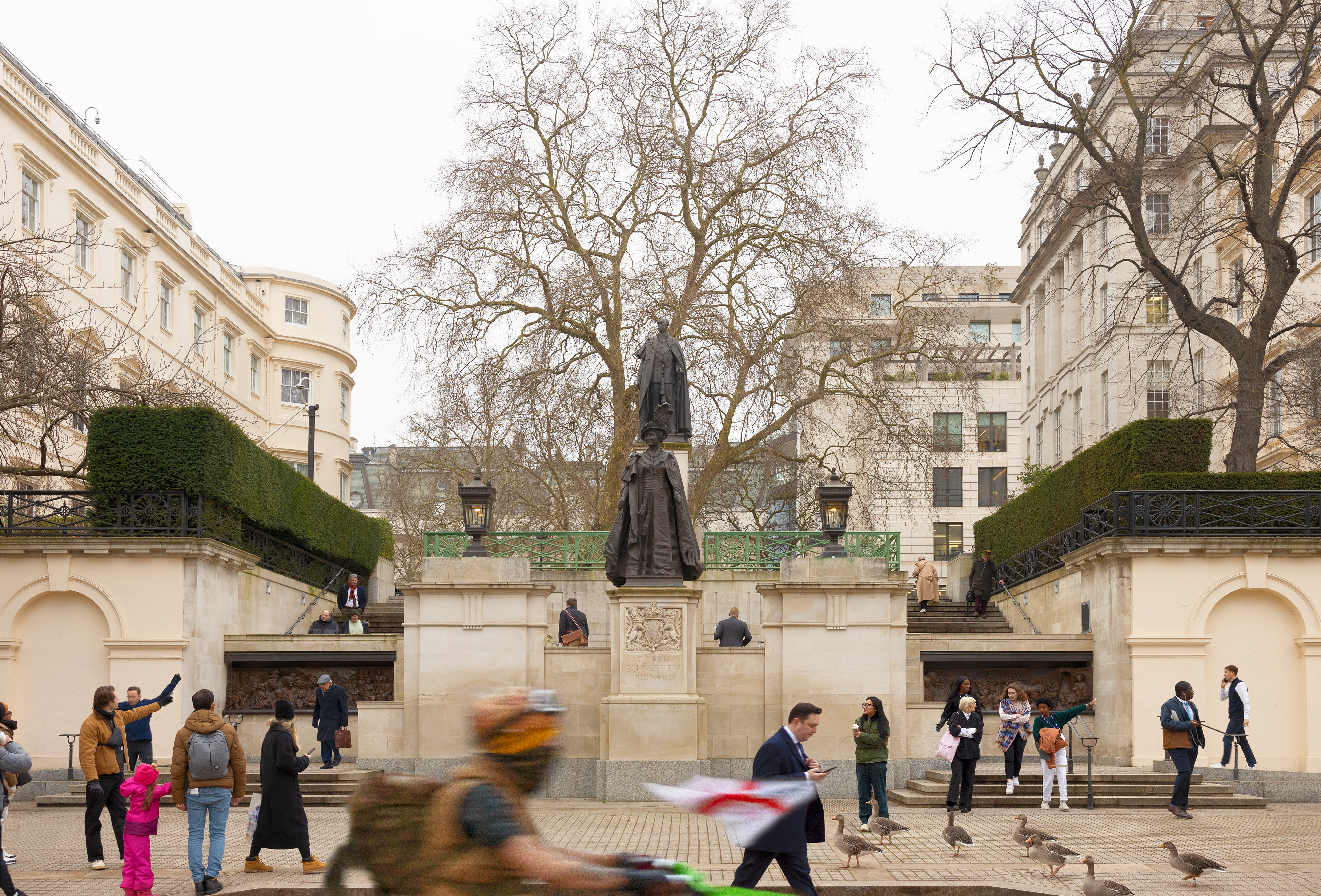 Who’s watching the monument?(图10) 6. Queen Elizabeth